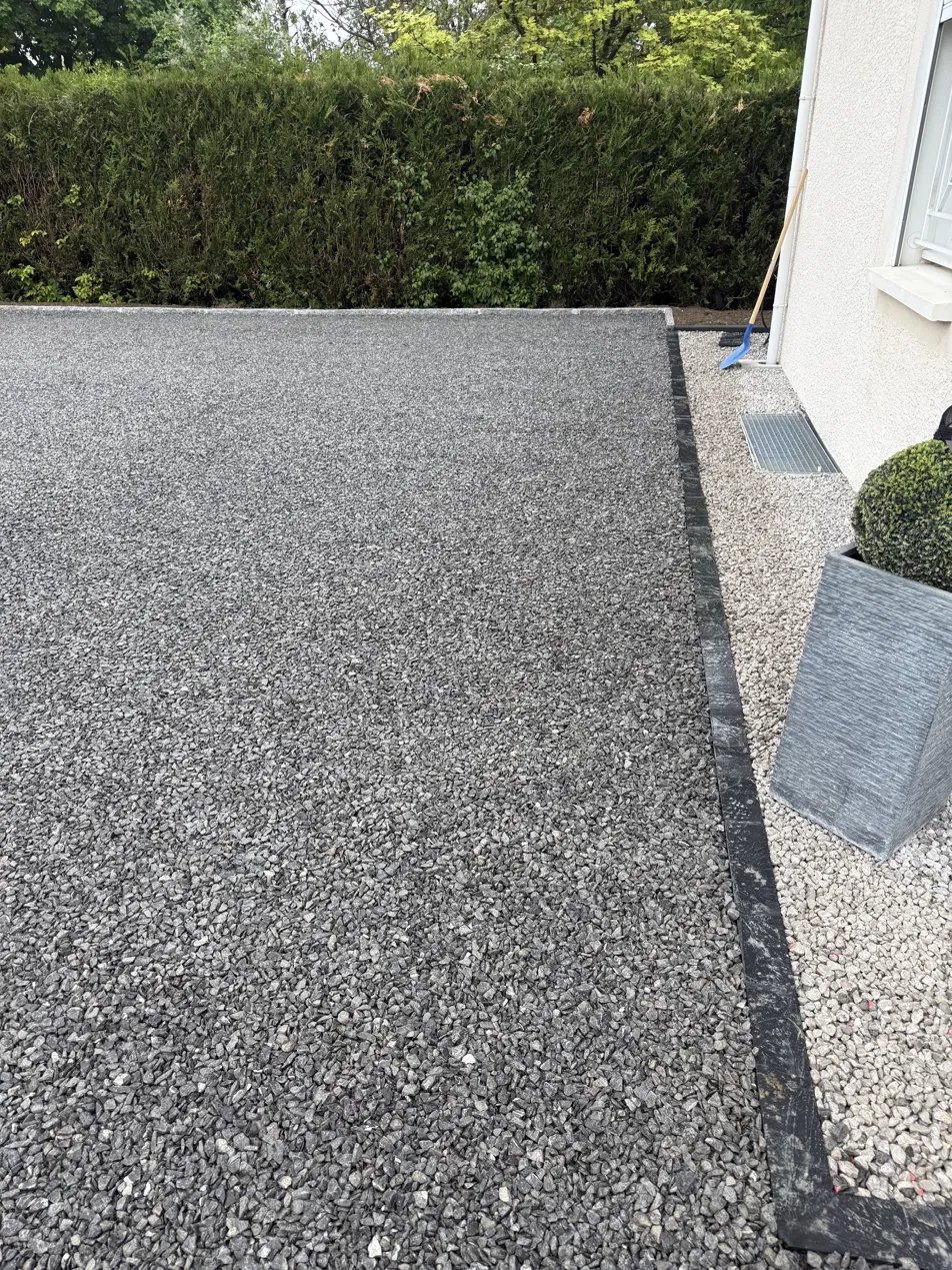 Allée terminée en gravillon avec bordure granit
