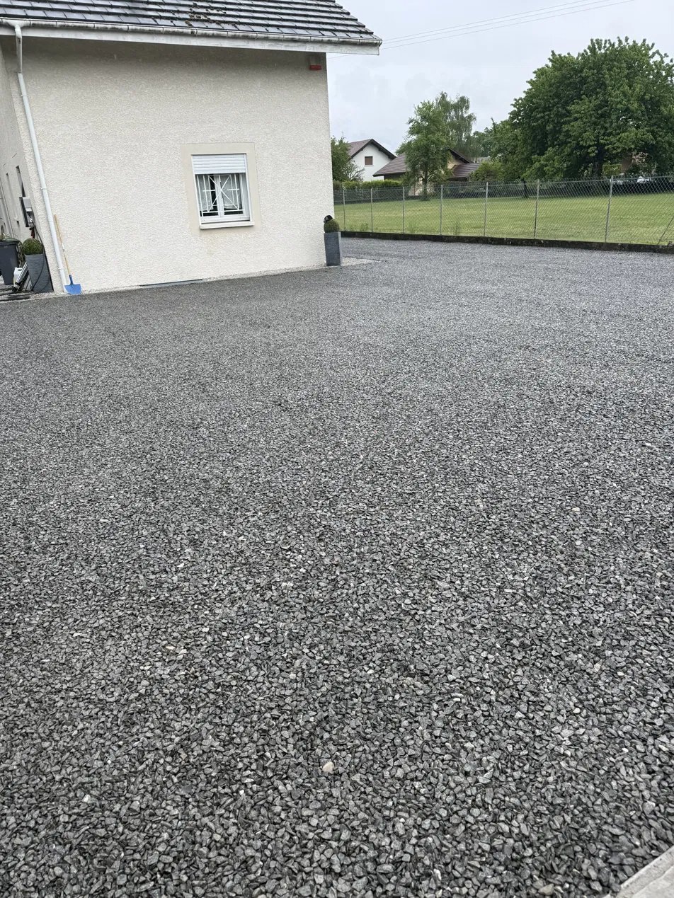 Grande cour en gravillon réalisée par Lacroix TP
