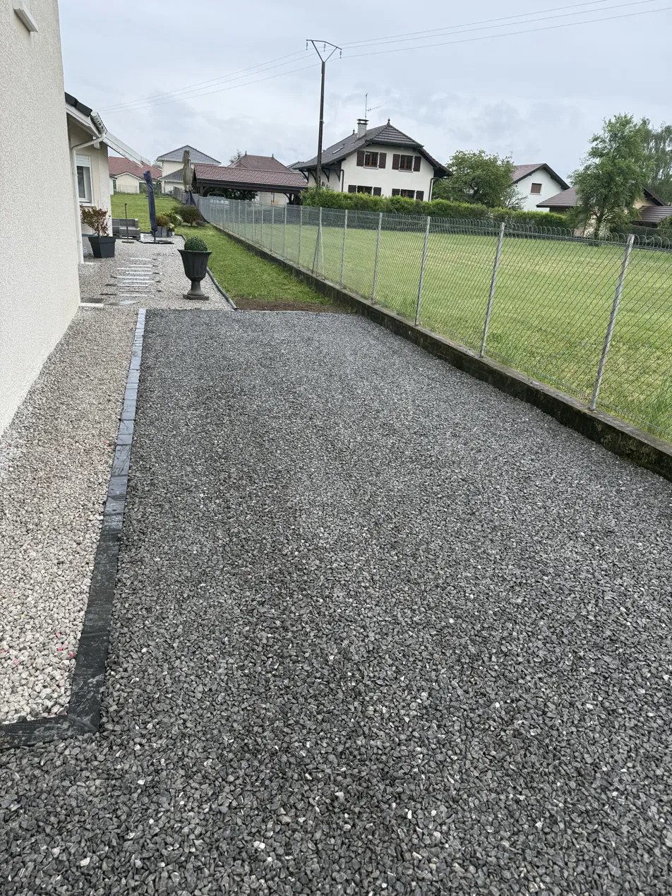 Allée en gravillon avec vue sur la campagne