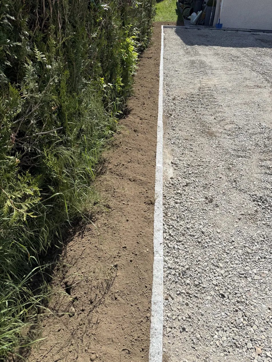 Bordure granit entre un massif planté et une allée