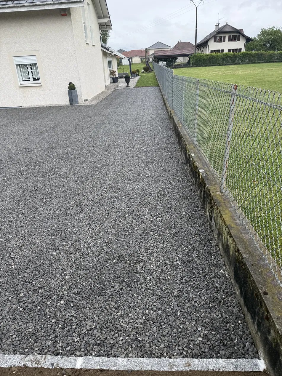 Allée en gravillon réalisée par Lacroix TP en Haute-Savoie
